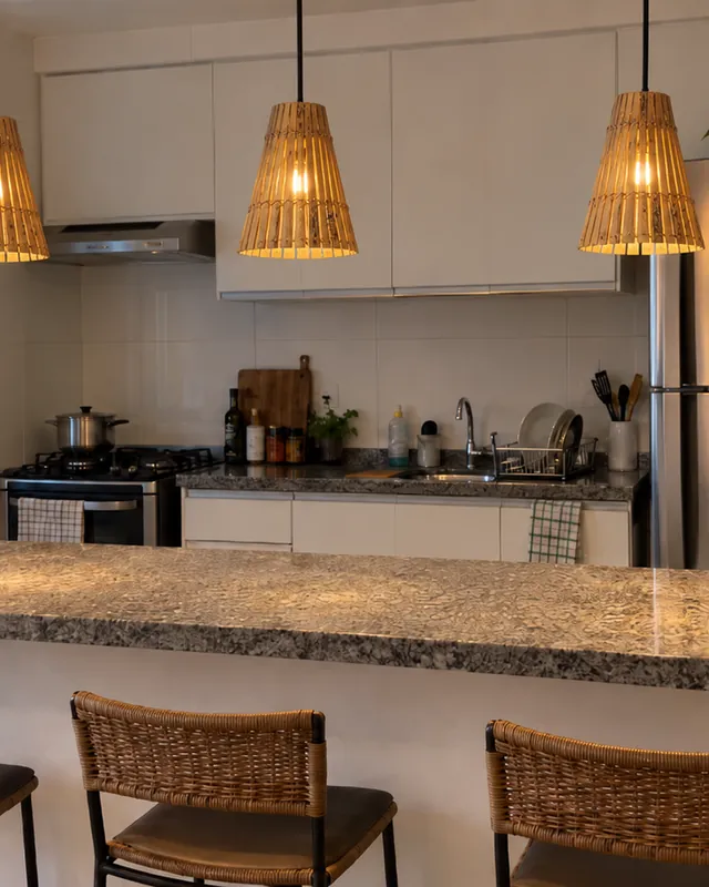 Bancada de cozinha americana com três pendentes cone de bambu