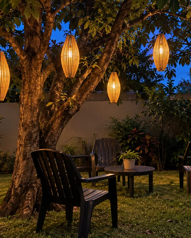 Jardim ao entardecer com balões de bambu pendurados nas árvores