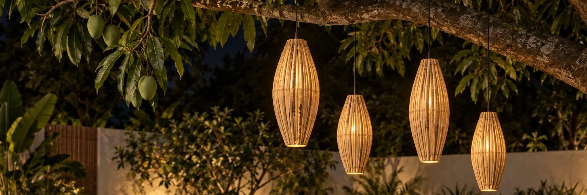 Piscina de casa com pendentes balão de bambu nas árvores