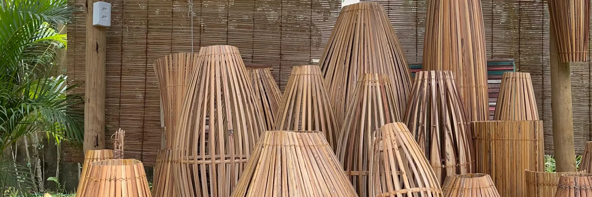 Conjunto de luminárias de bambu do ateliê Pataxó