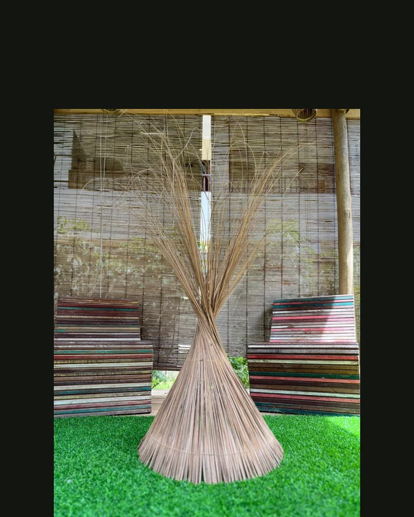 Luminária de Chão Cone de Raiz